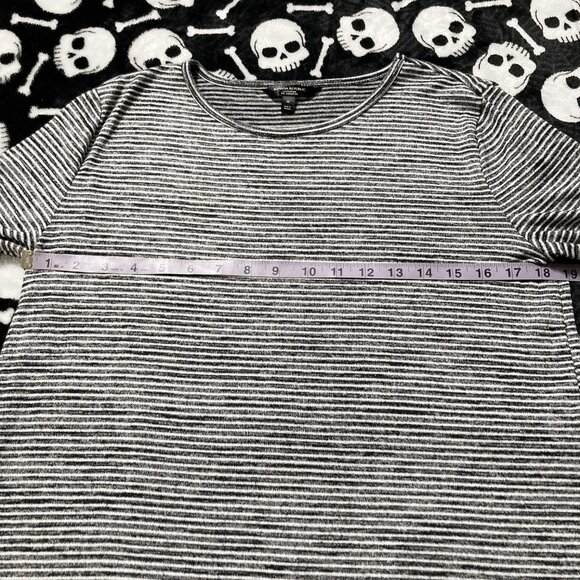 BANANA REPUBLIC Black white striped thin knit top ~ Stretchy MEDIUM LARGE tee - Picture 5 of 11